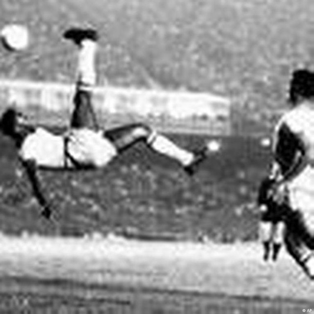 Thương tiếc Vua bóng đá: Nhìn lại 12 khoảnh khắc để đời của Pele - Ảnh 2.