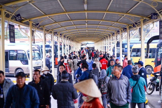 Người dân về quê đón Tết Dương lịch, bến xe ở Hà Nội tăng nhiệt - Ảnh 2.