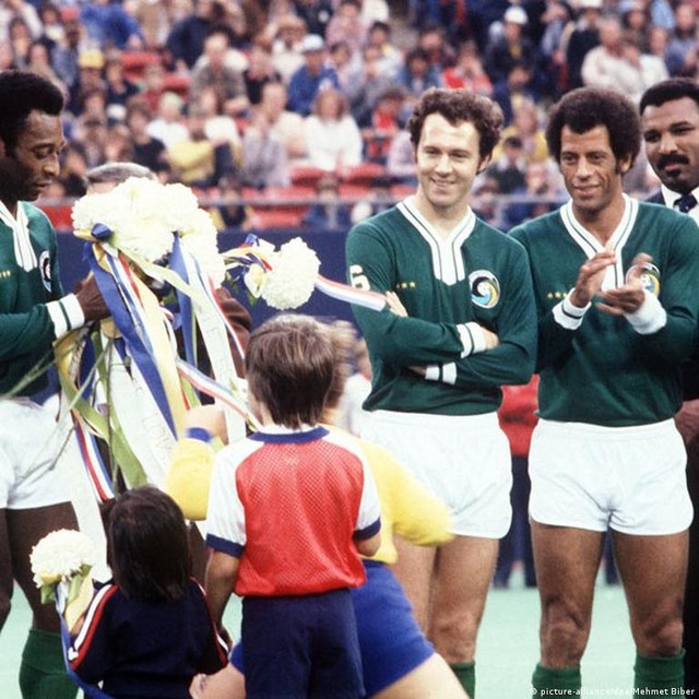 Thương tiếc Vua bóng đá: Nhìn lại 12 khoảnh khắc để đời của Pele - Ảnh 7.