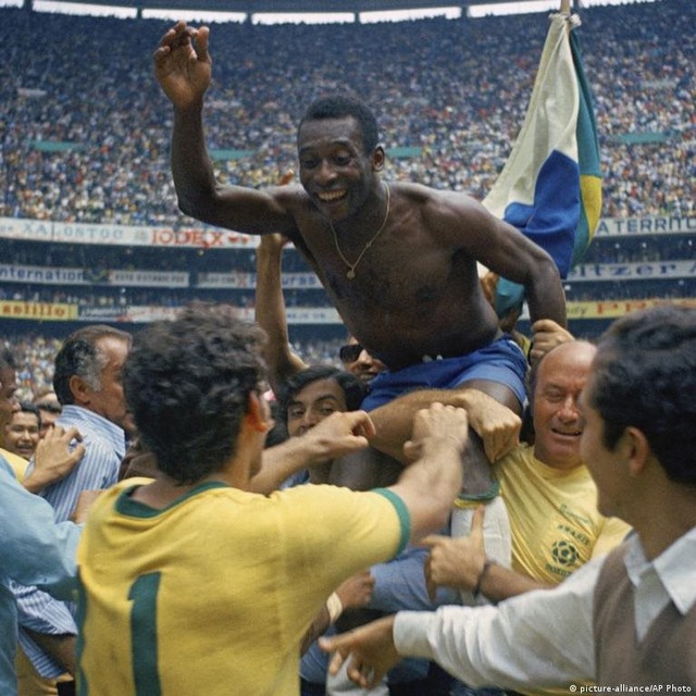 12 khoảnh khắc để đời của Pele: Ông vua bóng đá vừa qua đời để lại tài sản tới 100 triệu USD - Ảnh 4.