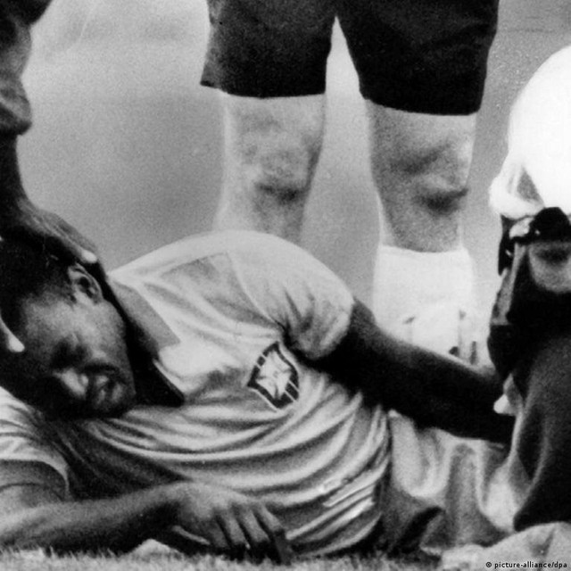 Thương tiếc Vua bóng đá: Nhìn lại 12 khoảnh khắc để đời của Pele - Ảnh 3.