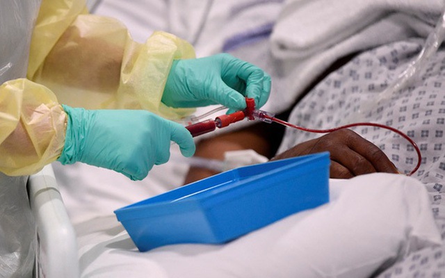 Truyền máu cho bệnh nhân - Ảnh: REUTERS