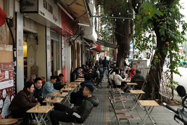 Hà Nội: Người người rủ nhau lên phố tận hưởng không khí ngày cuối năm, cà phê vỉa hè cũng kín khách ngồi - Ảnh 9.