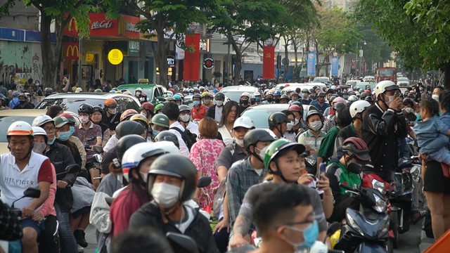 Hàng nghìn người chen chúc, xếp hàng chật kín Phố đi bộ Nguyễn Huệ chờ xem countdown chào năm mới 2023 - Ảnh 2.