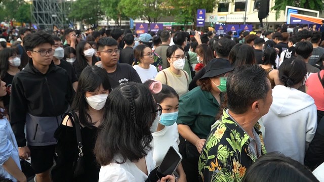 Hàng nghìn người chen chúc, xếp hàng chật kín Phố đi bộ Nguyễn Huệ chờ xem countdown chào năm mới 2023 - Ảnh 1.