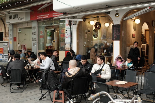 Hà Nội: Người người rủ nhau lên phố tận hưởng không khí ngày cuối năm, cà phê vỉa hè cũng kín khách ngồi - Ảnh 7.