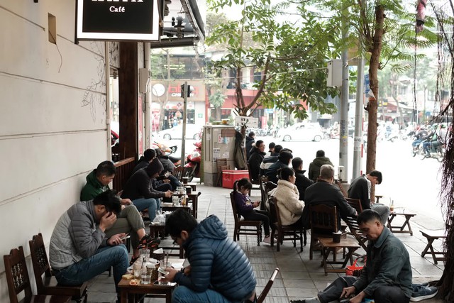Hà Nội: Người người rủ nhau lên phố tận hưởng không khí ngày cuối năm, cà phê vỉa hè cũng kín khách ngồi - Ảnh 6.