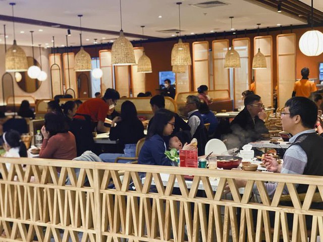 Không khí tối Hà Nội ngày 31/12: Hàng loạt quán xá, trung tâm thương mại đông đúc người đi chơi, ăn mừng chào đón năm mới - Ảnh 5.