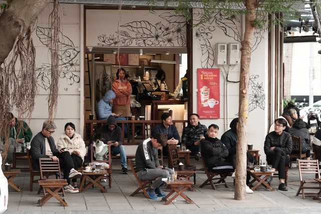 Hà Nội: Người người rủ nhau lên phố tận hưởng không khí ngày cuối năm, cà phê vỉa hè cũng kín khách ngồi - Ảnh 5.