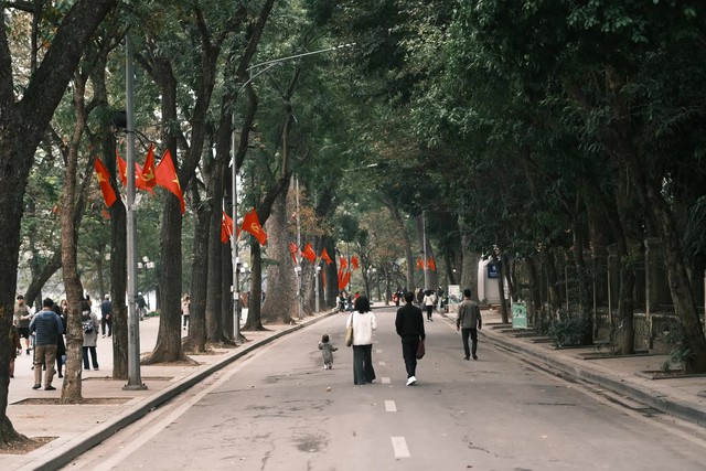 Hà Nội: Người người rủ nhau lên phố tận hưởng không khí ngày cuối năm, cà phê vỉa hè cũng kín khách ngồi - Ảnh 3.