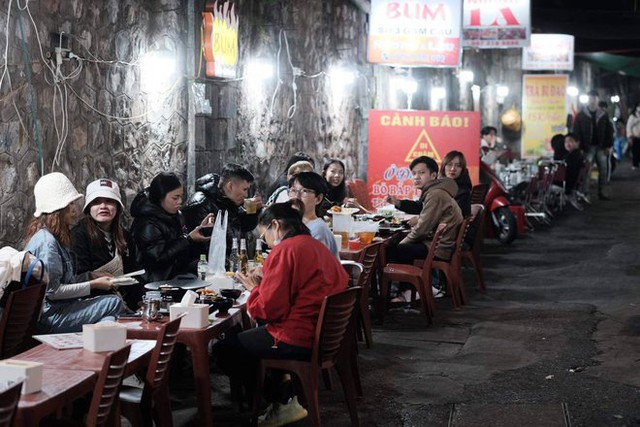 Không khí tối Hà Nội ngày 31/12: Hàng loạt quán xá, trung tâm thương mại đông đúc người đi chơi, ăn mừng chào đón năm mới - Ảnh 2.