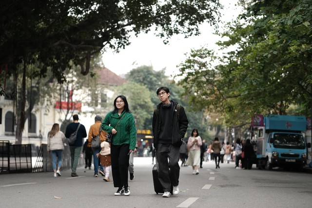 Hà Nội: Người người rủ nhau lên phố tận hưởng không khí ngày cuối năm, cà phê vỉa hè cũng kín khách ngồi - Ảnh 2.