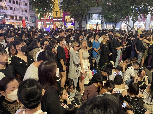Hàng nghìn người chen chúc, xếp hàng chật kín Phố đi bộ Nguyễn Huệ chờ xem countdown chào năm mới 2023 - Ảnh 10.