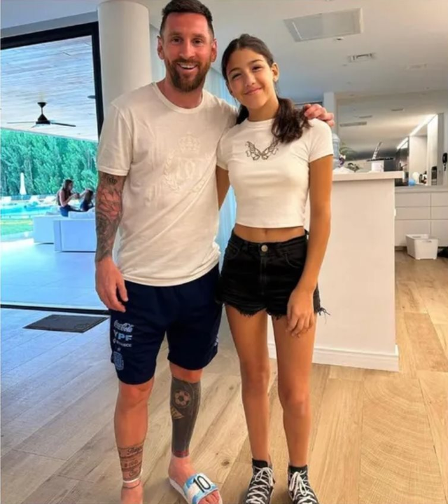 Được fan tặng đôi dép quá ưng, Messi nhắn tin xin thêm mấy đôi cho cả nhà, biết giá một đôi mà sốc - Ảnh 1.