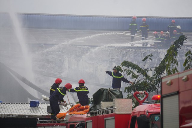 Cháy lớn tại khu công nghiệp ở Đà Nẵng ngày cuối năm - Ảnh 3.