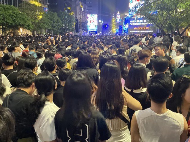Hàng nghìn người chen chúc, xếp hàng chật kín Phố đi bộ Nguyễn Huệ chờ xem countdown chào năm mới 2023 - Ảnh 8.