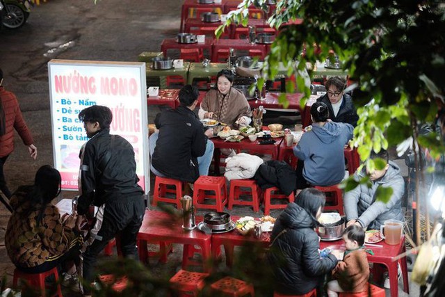 Không khí tối Hà Nội ngày 31/12: Hàng loạt quán xá, trung tâm thương mại đông đúc người đi chơi, ăn mừng chào đón năm mới - Ảnh 14.