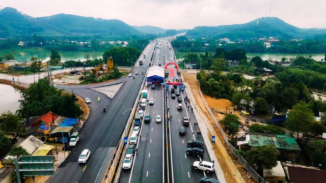Khánh thành cao tốc hơn 7.600 tỷ đồng qua hai tỉnh Quảng Trị - TT-Huế - Ảnh 4.