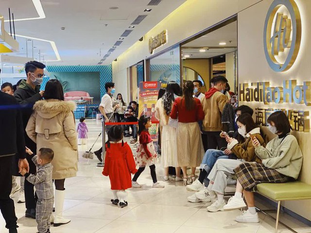 Không khí tối Hà Nội ngày 31/12: Hàng loạt quán xá, trung tâm thương mại đông đúc người đi chơi, ăn mừng chào đón năm mới - Ảnh 13.