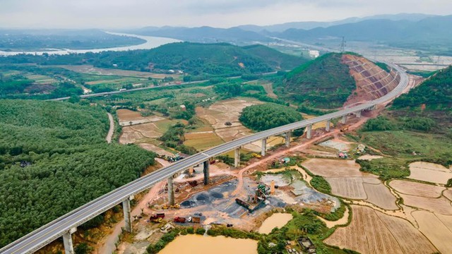 Khánh thành cao tốc hơn 7.600 tỷ đồng qua hai tỉnh Quảng Trị - TT-Huế - Ảnh 2.