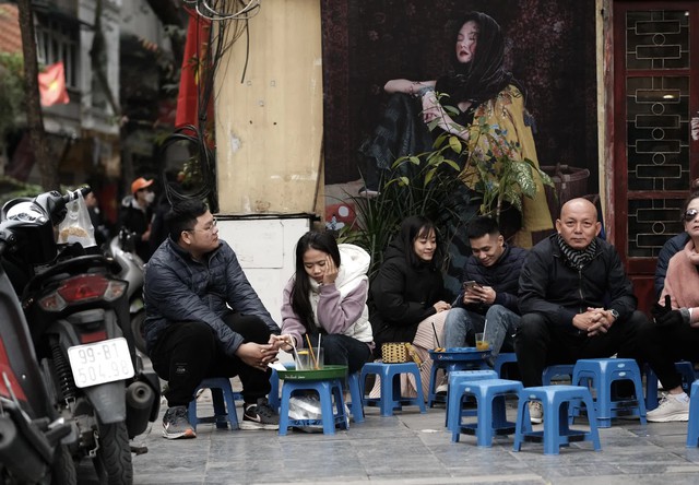 Hà Nội: Người người rủ nhau lên phố tận hưởng không khí ngày cuối năm, cà phê vỉa hè cũng kín khách ngồi - Ảnh 11.