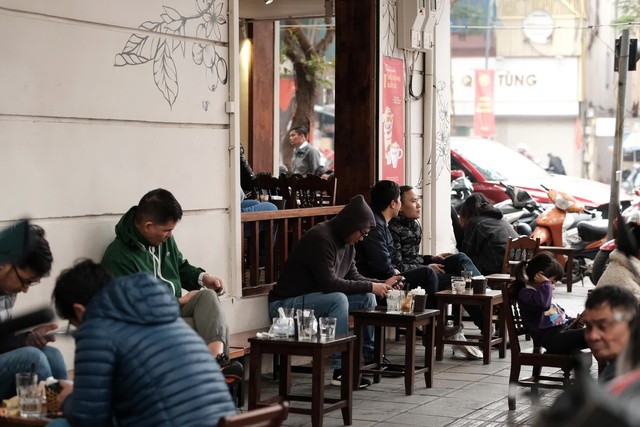 Hà Nội: Người người rủ nhau lên phố tận hưởng không khí ngày cuối năm, cà phê vỉa hè cũng kín khách ngồi - Ảnh 10.