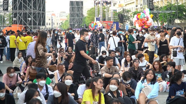 Hàng nghìn người chen chúc, xếp hàng chật kín Phố đi bộ Nguyễn Huệ chờ xem countdown chào năm mới 2023 - Ảnh 3.