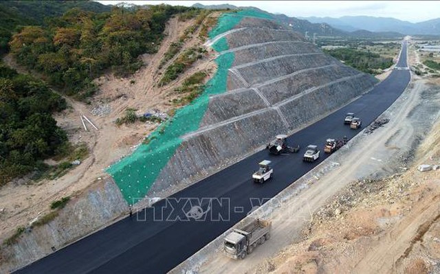 Một đoạn tuyến cao tốc Vĩnh Hảo - Phan Thiết qua huyện Hàm Thuận Bắc (Bình Thuận) đang thi công thảm bê tông nhựa mặt đường. Ảnh: Huy Hùng/TTXVN