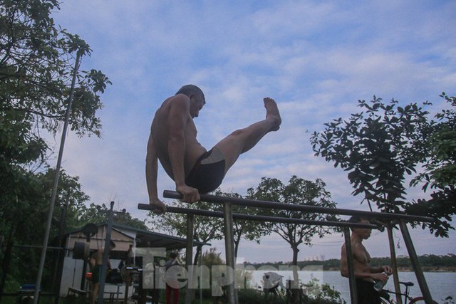 Hà Nội rét căm căm, nhiều người vẫn luyện công tắm sông Hồng - Ảnh 15.