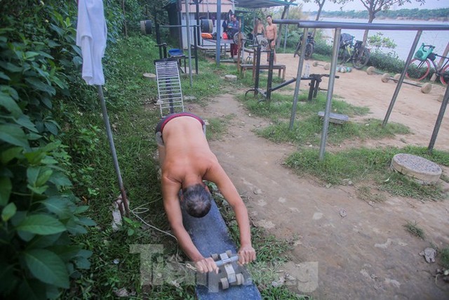 Hà Nội rét căm căm, nhiều người vẫn luyện công tắm sông Hồng - Ảnh 14.