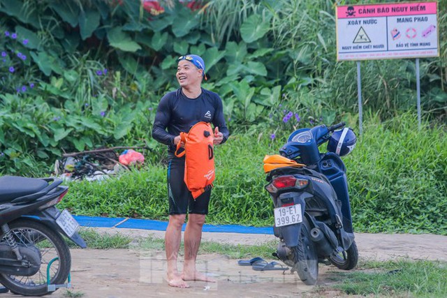 Hà Nội rét căm căm, nhiều người vẫn luyện công tắm sông Hồng - Ảnh 11.