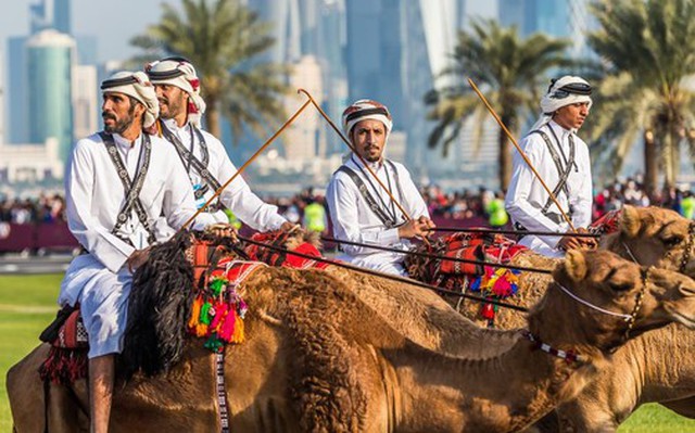 Người Qatar cưỡi lạc đà tại một sự kiện văn hóa. Ảnh: thelifepile