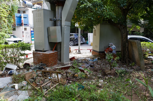 Vườn hoa 52 tỷ đồng ở Hà Nội xuống cấp trầm trọng, thành nơi đổ rác - Ảnh 12.