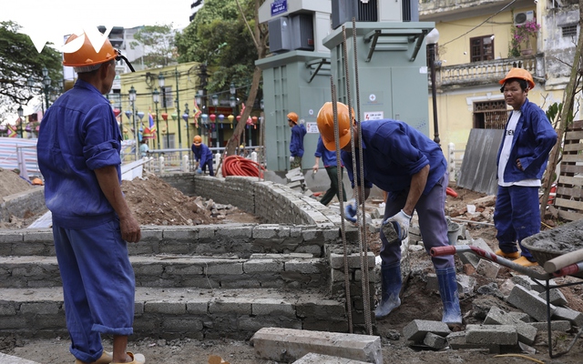 Tất bật thi công phố đi bộ Trúc Bạch để đưa vào hoạt động trước Tết Dương lịch 2023 - Ảnh 6.