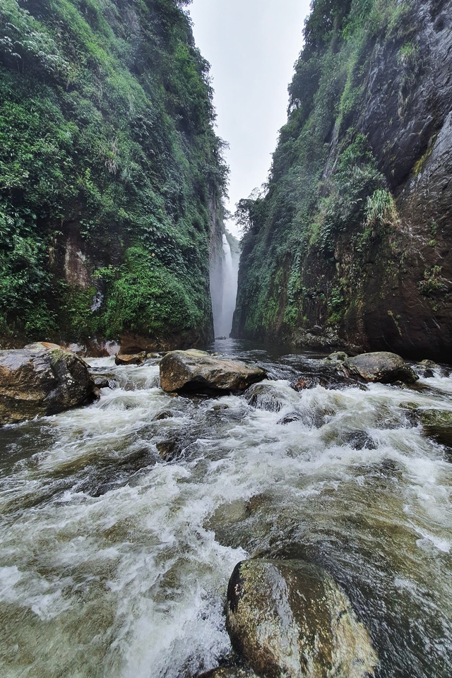 Tuyệt cảnh thác nước rồng trắng ít người biết ở Lào Cai - Ảnh 5.