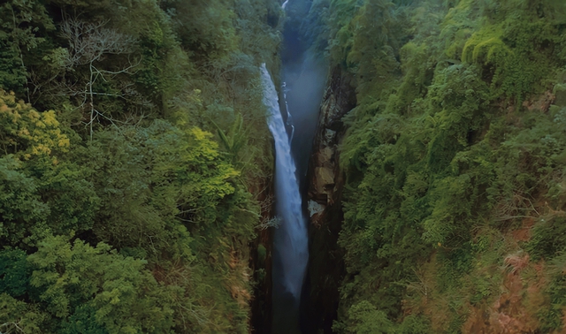 Tuyệt cảnh thác nước rồng trắng ít người biết ở Lào Cai - Ảnh 2.