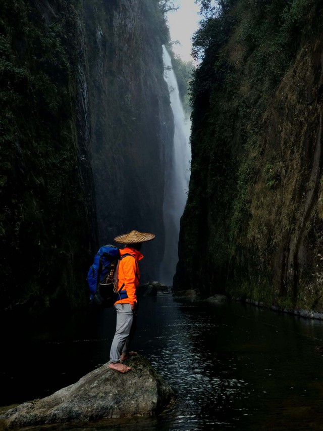 Tuyệt cảnh thác nước rồng trắng ít người biết ở Lào Cai - Ảnh 9.
