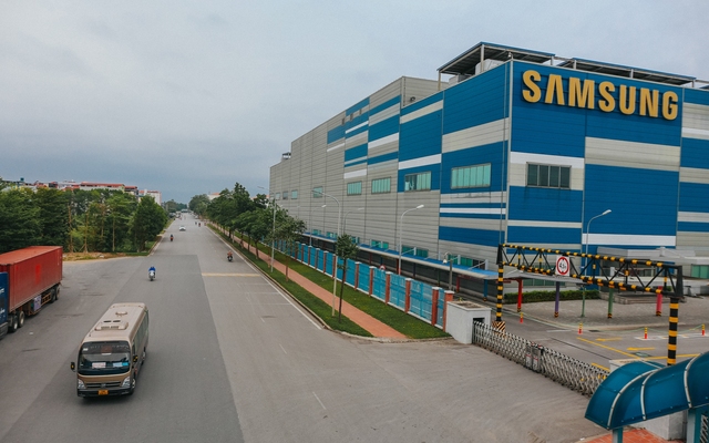 Huyện Yên Phong nằm ở phía tây của Bắc Ninh, có vị trí chiến lược quan trọng, thuận lợi cho phát triển kinh tế xã hội và là thủ phủ công nghiệp của tỉnh. Từ năm 2008, huyện là nơi đặt khu phức hợp Samsung Electronics Việt Nam (SEV), bắt đầu cho hành trình của Samsung tại mảnh đất hình chữ S.