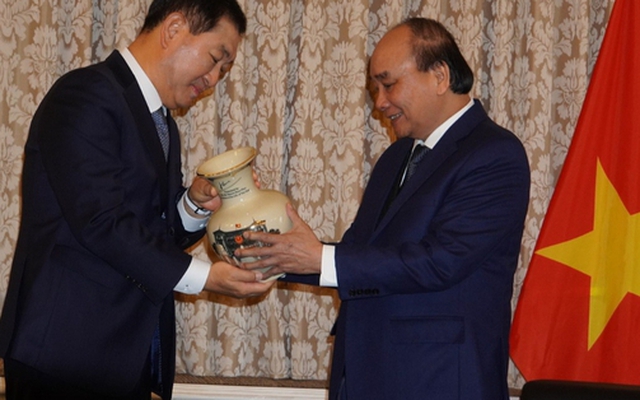 Chủ tịch nước tặng chiếc bình mang lại điều may mắn cho ông Han Jong-hee