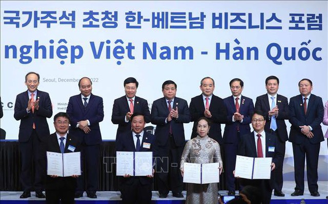 Chủ tịch nước Nguyễn Xuân Phúc và Phó Thủ tướng Hàn Quốc Choo Kyung-ho chứng kiến lễ trao biên bản hợp tác giữa các doanh nghiệp hai nước. Ảnh: Thống Nhất/TTXVN