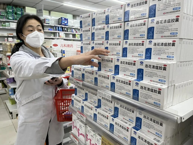 Trung Quốc nới lỏng phòng dịch COVID-19, nhiều loại thuốc cảm sốt cháy hàng, từ sáng đến tối tăng giá gần gấp đôi - Ảnh 2.
