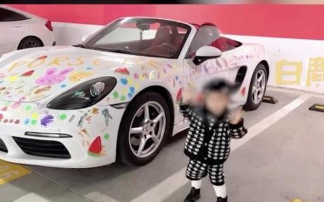 Cô bé 2 tuổi bên chiếc siêu xe được vẽ kín