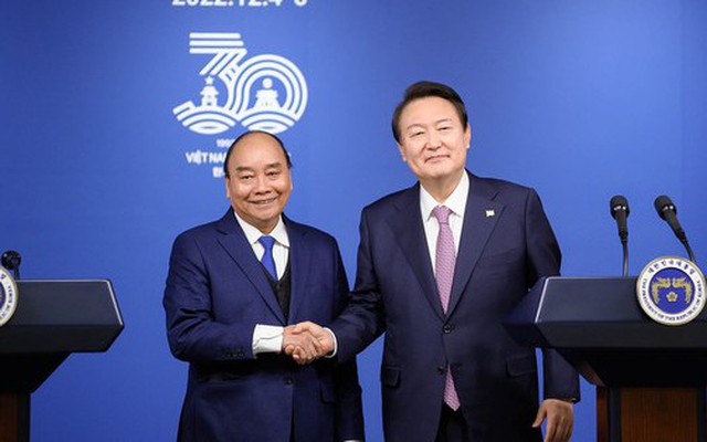 Chủ tịch nước Nguyễn Xuân Phúc và Tổng thống Yoon Suk Yeo tuyên bố nâng cấp quan hệ hai nước lên Đối tác chiến lược toàn diện và ra Tuyên bố chung Việt Nam-Hàn Quốc về chuyến thăm