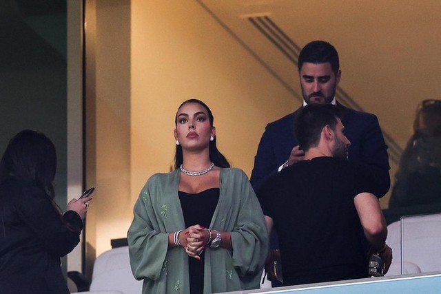 Bạn gái đeo trang sức 2,2 triệu USD tới sân cổ vũ trong ngày Ronaldo ngồi dự bị - Ảnh 2.