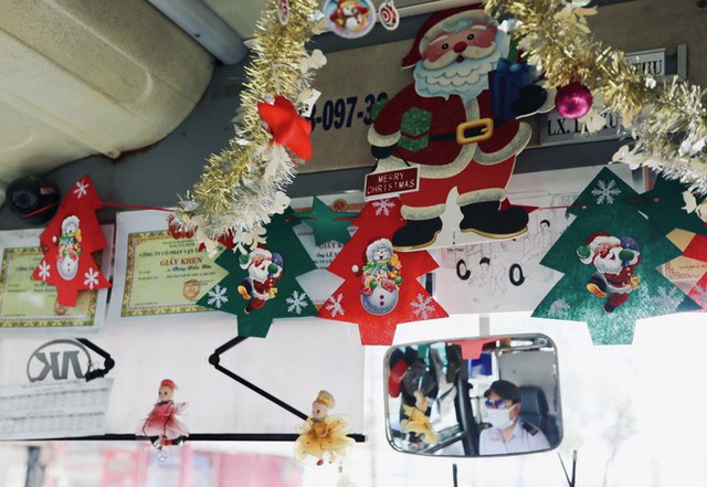  Một chuyến xe buýt ngập tràn Giáng sinh ở TP.HCM: Bác tài tự bỏ tiền trang trí, đặt quà tặng hành khách - Ảnh 4.