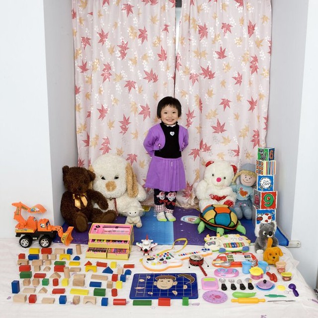  Bộ ảnh ngọt ngào và đáng suy ngẫm: Nhiếp ảnh gia đi khắp thế giới chụp lại ảnh trẻ em cùng món đồ chơi yêu thích nhất của chúng  - Ảnh 6.