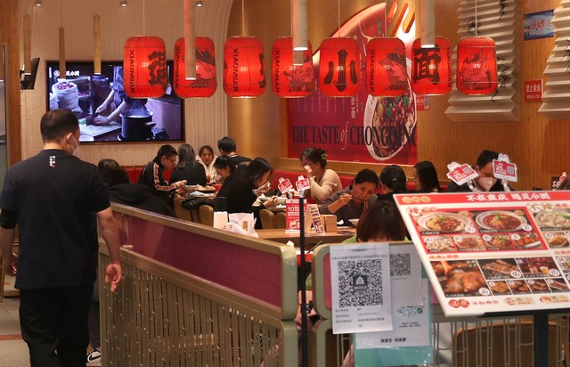 Nhà hàng Trung Quốc khôi phục hoạt động: Người dân nô nức đi ăn cho thỏa cơn thèm, có nơi doanh thu ngày đầu tiên gấp đôi ngày bình thường - Ảnh 1.