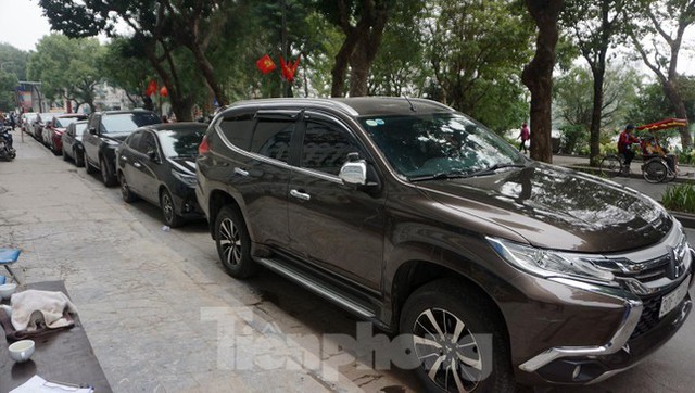 CSGT xuất quân xử lý ô tô chiếm lòng đường, vỉa hè ở quận Hoàn Kiếm - Ảnh 7.