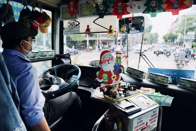 Một chuyến xe buýt ngập tràn Giáng sinh ở TP.HCM: Bác tài tự bỏ tiền trang trí, đặt quà tặng hành khách - Ảnh 6.