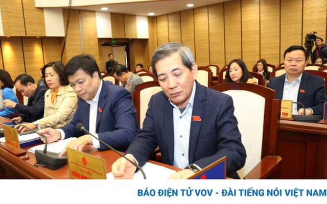 Đại biểu HĐND Thành phố Hà Nội ấn nút biểu quyết thông qua Nghị quyết về kế hoạch phát triển kinh tế - xã hội năm 2023